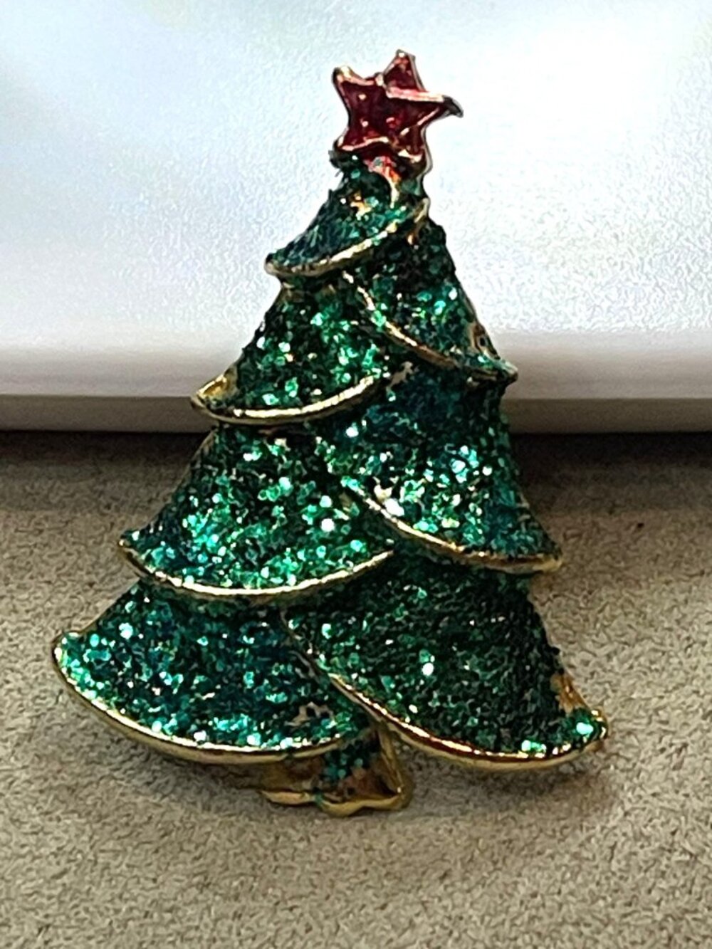 Vintage 80s Unsigned Christmas Tree Brooch Pin Gold Tone Emerald Green Glitter T